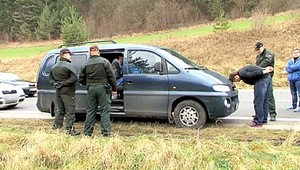 Na ceste medzi Breznom a Banskou Bystricou prenášali migrantov