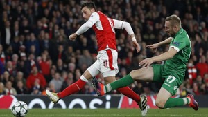 Mesut Özil konečne dostal chuť na góly. Smeje sa Wenger