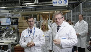 Fico navštívil pracovníkov na nočnej smene v košickej fabrike