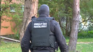 Mužovi z Prievidze na dvere zaklopali kukláči. Podozrivý je z nelegálneho obchodovania s cigaretami