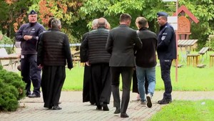 Krvavý útok v kláštore: Dvaja mŕtvi kňazi, traja zranení