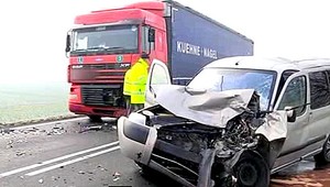 Mladík (18) napálil do protiidúceho kamióna. Viezol aj rodinu