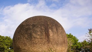 V hlbinách hustého lesa sa našli gigantické kamenné gule: Objavili sa o nich úžasné videá
