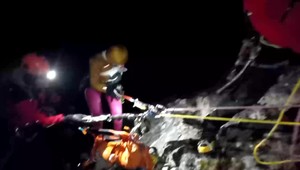 Skúsenú horolezkyňu zachránil kameň, záchranári zasahovali v noci