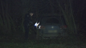 Policajná naháňačka sa skončila smrťou muža. Jeho partnerka chce poznať príčinu úmrtia