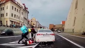 VIDEO: Bitka kuriérov na Moste SNP v Bratislave: Uprostred premávky lietali päste aj kopance