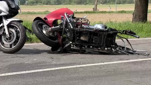Desivá zrážka auta a troch motoriek: Jeden z motorkárov skončil v priekope