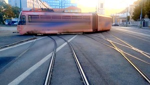 Vykoľajená električka skomplikovala situáciu v Bratislave. Dôvody nehody sú kuriózne