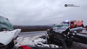 Smrteľná nehoda na R2: Čelná zrážka osobného auta a dodávky si vyžiadala jeden život