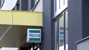 Okresný policajný riaditeľ čelí obvineniu zo zneužívanie právomoci. Vinu odmieta