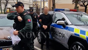 Mladík, ktorý zaútočil nožom na 2 školáčky, sa opäť postavil pred súd