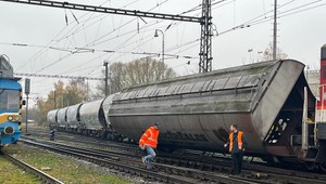 Vykoľajil sa vlak. Doprava je v tomto úseku prerušená