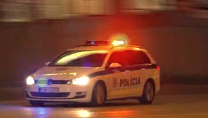 Zlodej s plnými taškami utekal pred policajtom. Niesol so sebou aj registračnú pokladňu