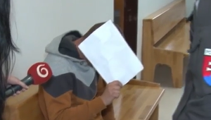 Vyhrážal sa, že ju zabije a skočí pod vlak. Muž tvrdí, že skutok ľutuje