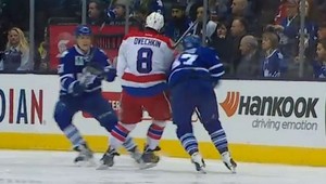 Nekompromisná NHL. Ovečkin zranil kamaráta Komarova