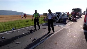 Pár sekúnd stačilo na zrážku dvoch áut a troch motocyklov. Muž skončil v umelom spánku