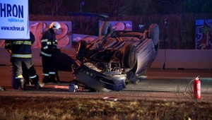 Mráz a nepozornosť. V Bratislave skončilo auto na streche