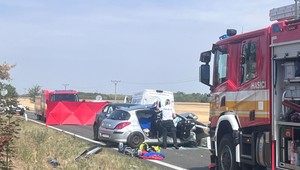 Vážna nehoda na juhu Slovenska: Zrazili sa tri autá, cesta je neprejazdná