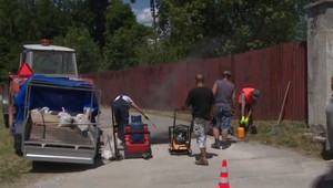 Obec našla spôsob ako ušetriť peniaze. Výtlky si opravujú sami