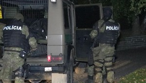 Muž strieľal v dome s tromi malými deťmi, na mieste zasahovali kukláči