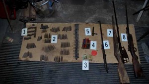 U muža našli arzenál zbraní, roky mal týrať ženu aj deti