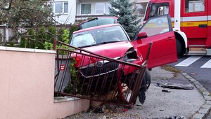 Policajná naháňačka sa skončila medzi domami: Auto pristálo na múriku
