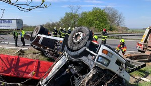 Diaľnicu D2 uzavrela nehoda, cestu zablokoval prevrátený kamión