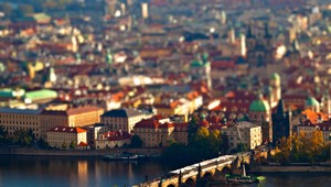 Nahý muž skočil z Karlovho mosta a snažil sa uplávať policajtom a hasičom