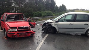 Čelná zrážka v Hniezdnom. Šesť ľudí skončilo v nemocnici, medzi nimi aj deti