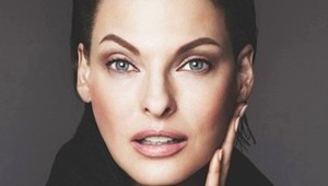 Po priznanej spackanej plastike ju paparazzi nafotili na ulici: Niekdajšiu supermodelku by ste v nej ťažko hľadali