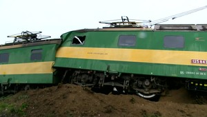 Na východe Slovenska sa vykoľajil vlak. Zastavil ho až náraz do stĺpa