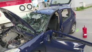 Zrážka vlaku s autom: Vodička aj napriek svetelnej signalizácii vošla na koľajnice