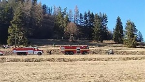 Les nad Vernárom zachvátil požiar. Na mieste zasahovali hasiči spolu s dobrovoľníkmi