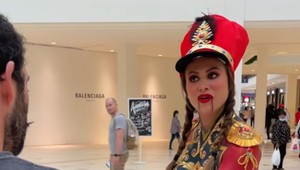 V nákupnom centre úplne nahá: Nikto nezistil, že nemá na sebe oblečenie