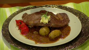 Rib-eye steak na hrubozrnnej horčici, pečené baby zemiaky s bylinkovým maslom