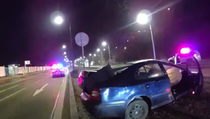Nočná naháňačka Bratislavou skončila prevrátením auta na električkovej trati