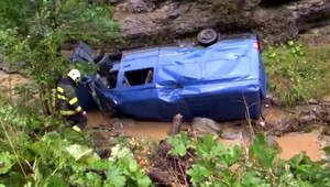 V Demänovskej Doline havarovala dodávka, zastavili ju až skaly v potoku