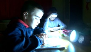 Deti s tužkovými baterkami. Darované Vianoce im pomohli, aby nežili v tme