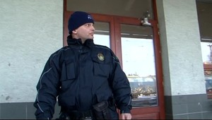 Agresívny muž zlomil ruku mestskému policajtovi