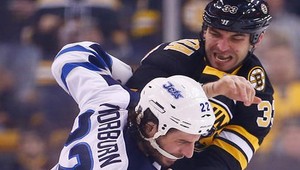 VIDEO: Chára prehral v bitke. Skončil na ľade!