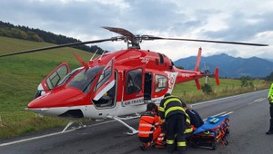 Čelná zrážka pri Svätom Kríži: Dvaja ľudia utrpeli ťažké zranenia