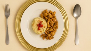 Flambované kuracie prsia s lesnými hubami a šťuchanými zemiakmi