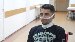 Podrezali mu hrdlo a hodili ho do jamy k mŕtvym. Ukrajinský vojak zázrakom prežil