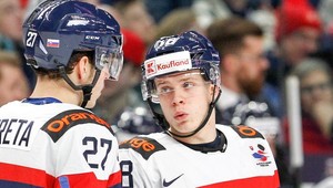 Liška číta Valábikovu knihu. O motiváciu v Rusku sa nebojí