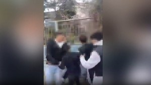 Kevina (16) mali napadnúť žiaci základnej školy. Video nie je vhodné pre citlivé povahy