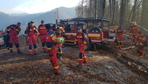 Požiar v Gaderskej doline hasili hasiči aj tretí deň. Pokračovať budú aj v pondelok