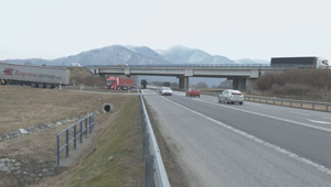 Muž po skoku z mosta dopadol na vozovku. Diaľnicu museli uzavrieť