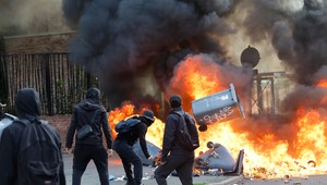 Francúzsko v plameňoch: Zatvorili vyše 400 škôl, zranilo sa 170 žiakov a 65 školských pracovníkov
