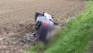 Nešťastie cestou do školy: Auto s maturantkami skončilo na streche