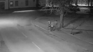 VIDEO: Štvorica mužov si krátila nočný čas prepadávaním ľudí